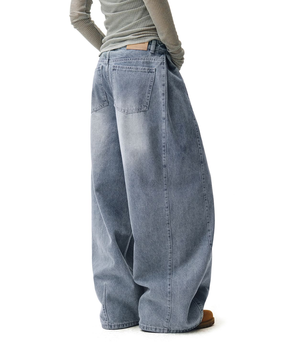 데케트 우먼(DECET WOMEN) Side Pin Tuck Barrel Jeans DCWPT019LIGHTBLUE