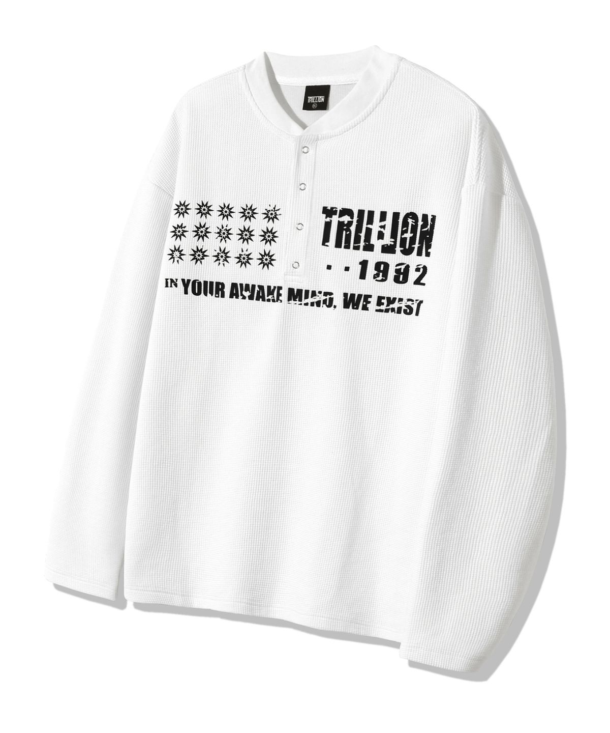 트릴리온(TRILLION) 그래픽 와플 헨리넥 롱 슬리브_화이트