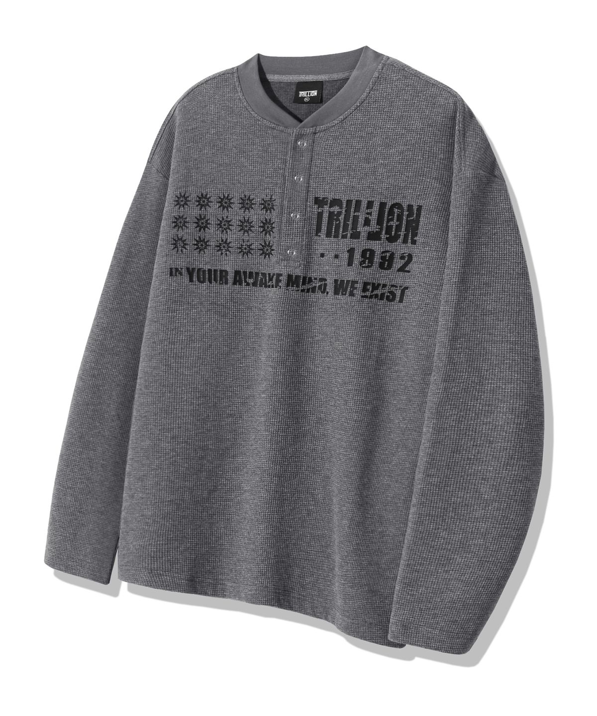 트릴리온(TRILLION) 그래픽 와플 헨리넥 롱 슬리브_차콜