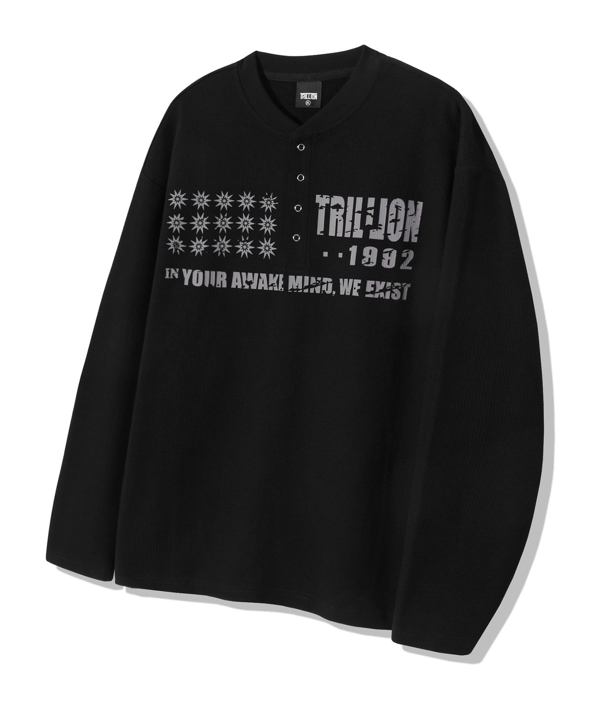 트릴리온(TRILLION) 그래픽 와플 헨리넥 롱 슬리브_블랙