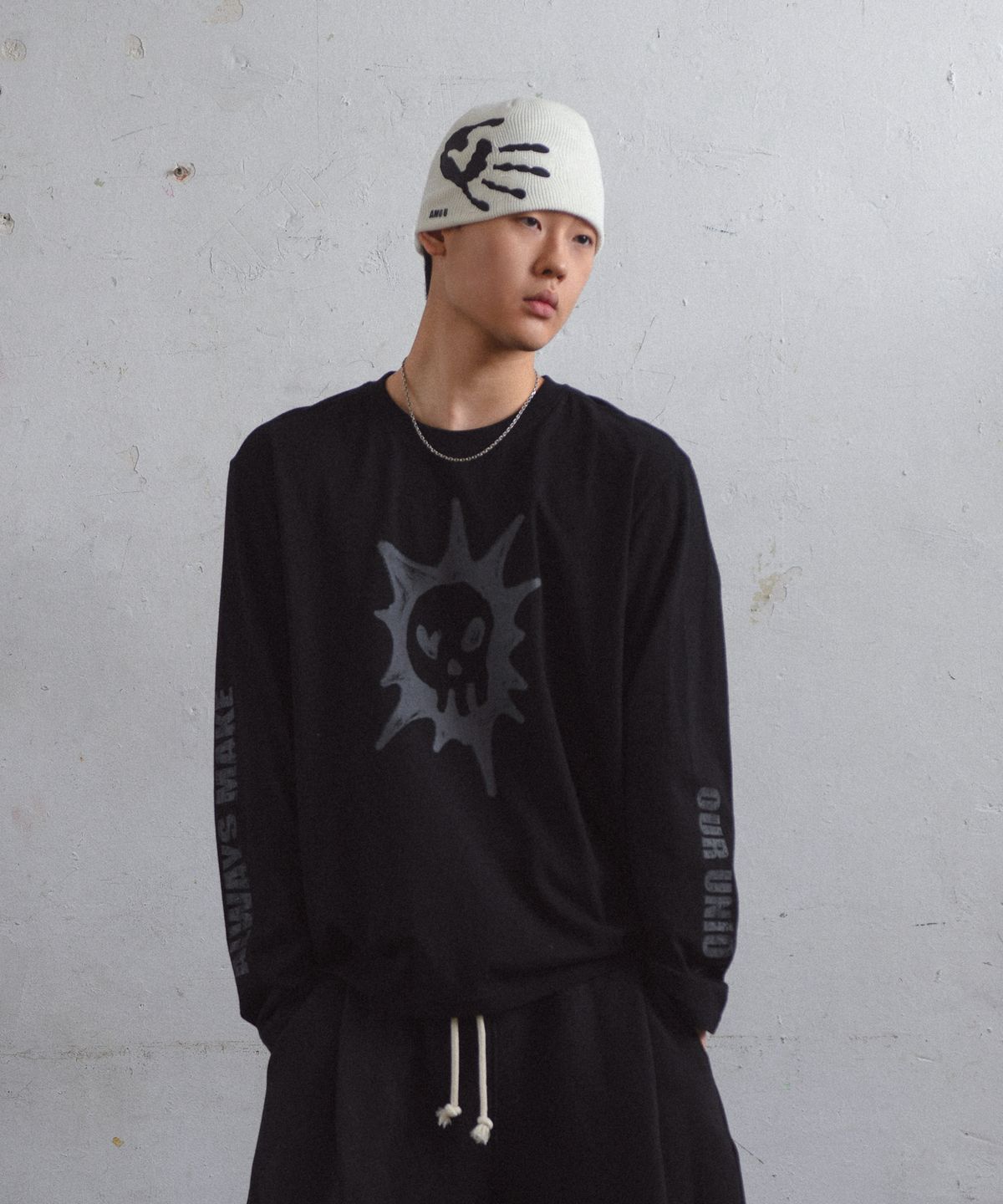 아모우(AMOU) PALM SIGN BEANIE WHITE