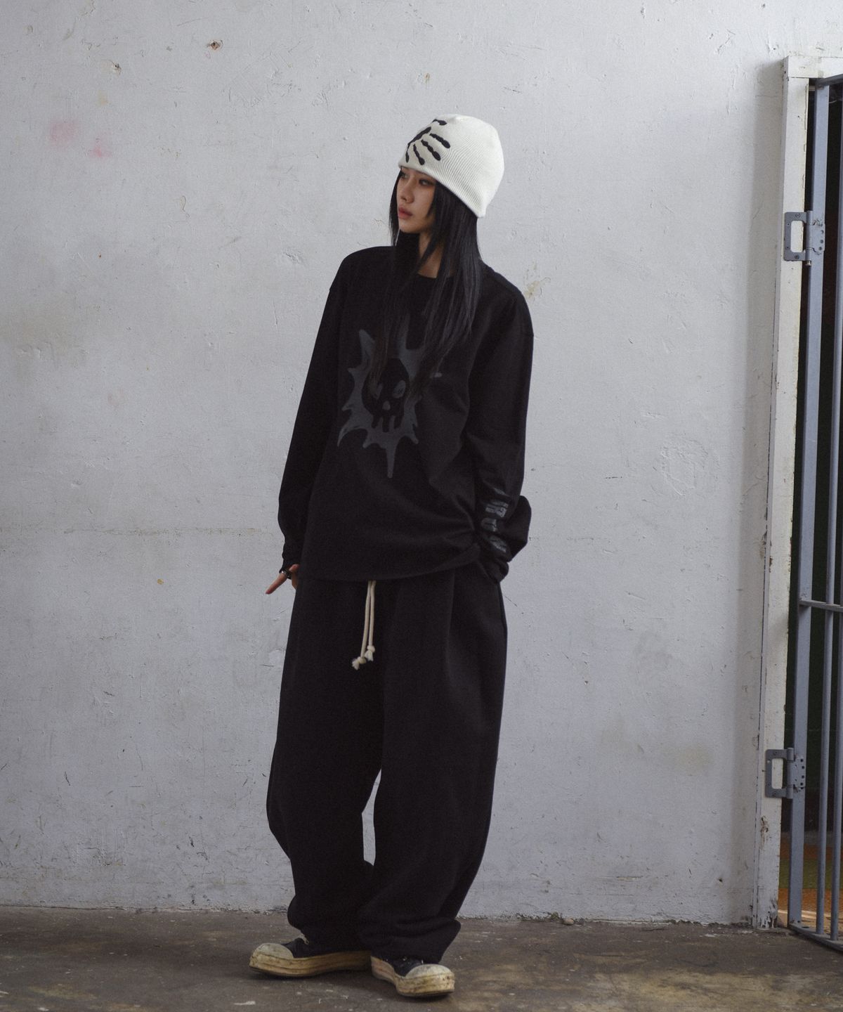 아모우(AMOU) PALM SIGN BEANIE WHITE