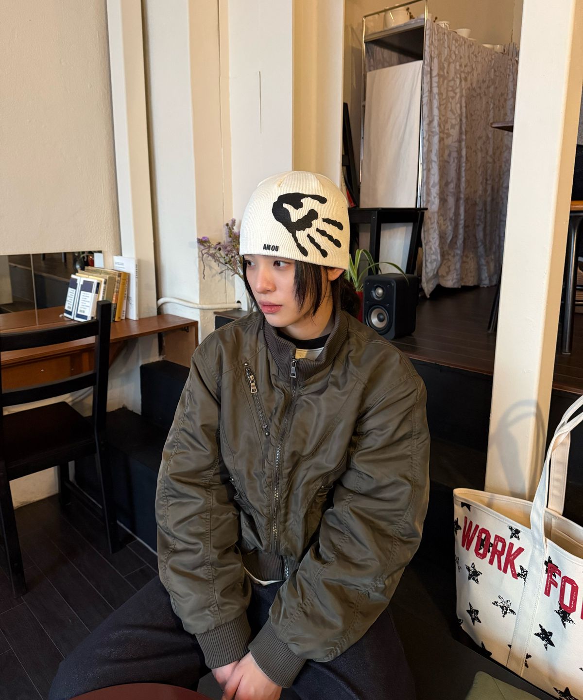 아모우(AMOU) PALM SIGN BEANIE WHITE