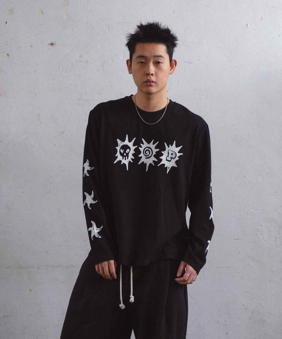 아모우(AMOU) 3spot long sleeve Black