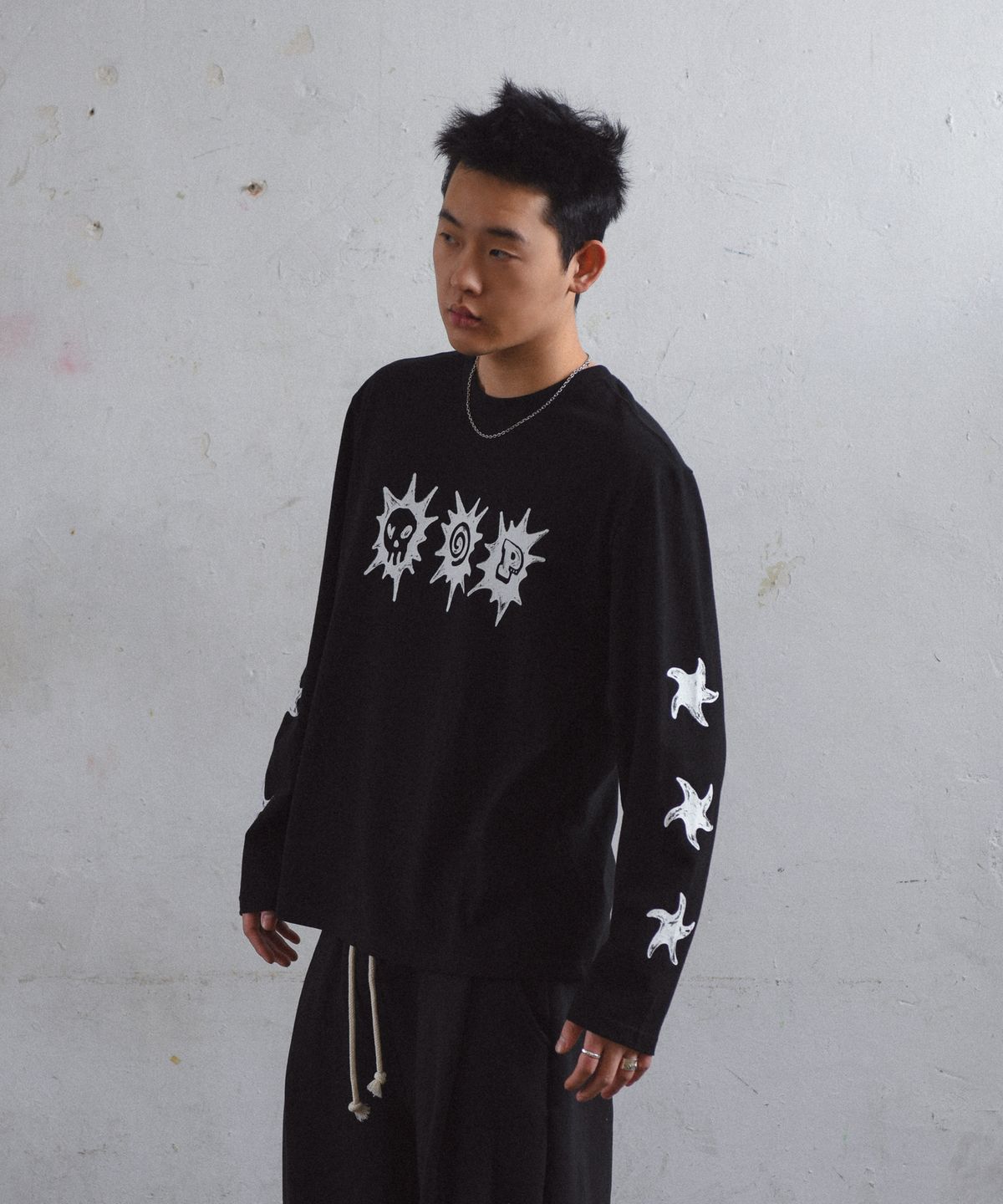 아모우(AMOU) 3spot long sleeve Black