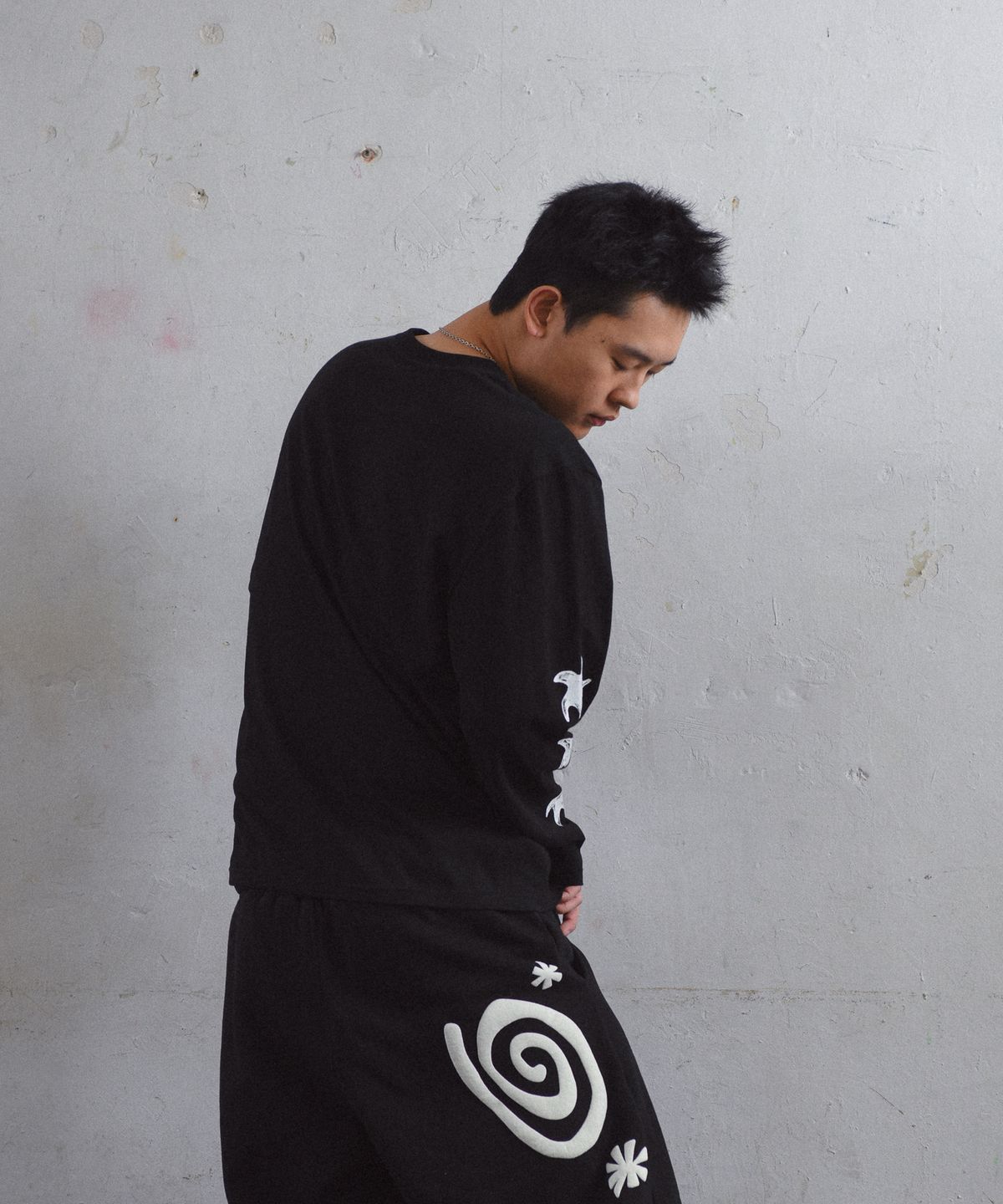 아모우(AMOU) 3spot long sleeve Black