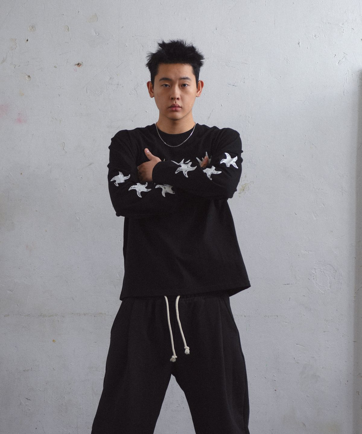 아모우(AMOU) 3spot long sleeve Black