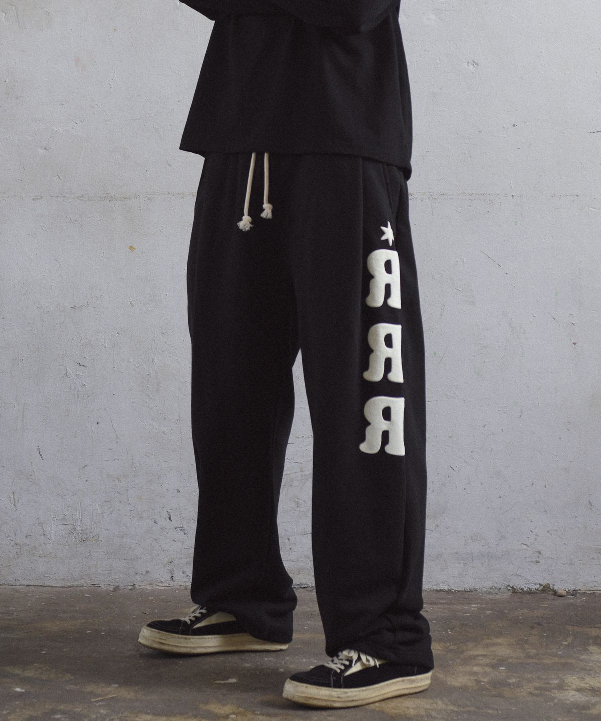 아모우(AMOU) RRR One Tuck Sweat Pants BALCK