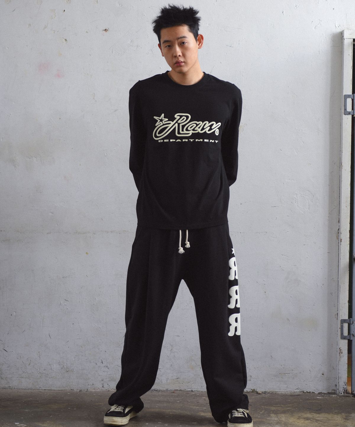 아모우(AMOU) RRR One Tuck Sweat Pants BALCK