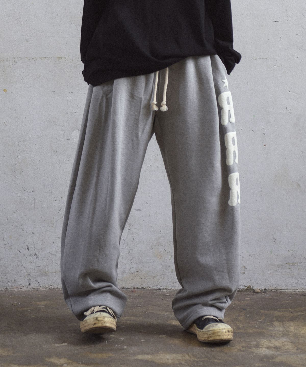 아모우(AMOU) RRR One Tuck Sweat Pants GRAY