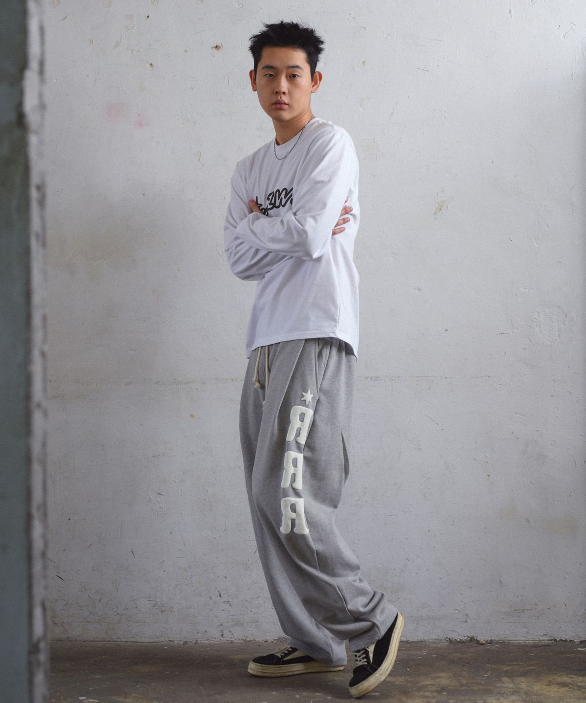 아모우(AMOU) RRR One Tuck Sweat Pants GRAY