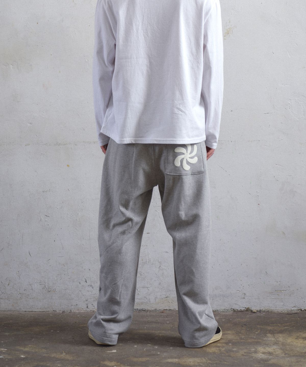 아모우(AMOU) SPIRAL One Tuck Sweat Pants GRAY