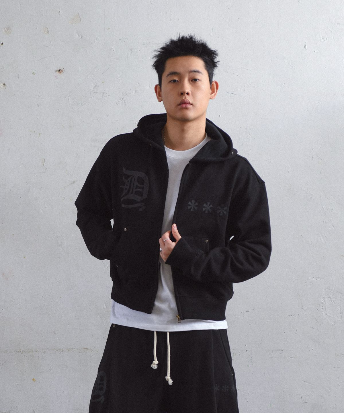 아모우(AMOU) D-Star One Tuck Sweat Pants BLACK