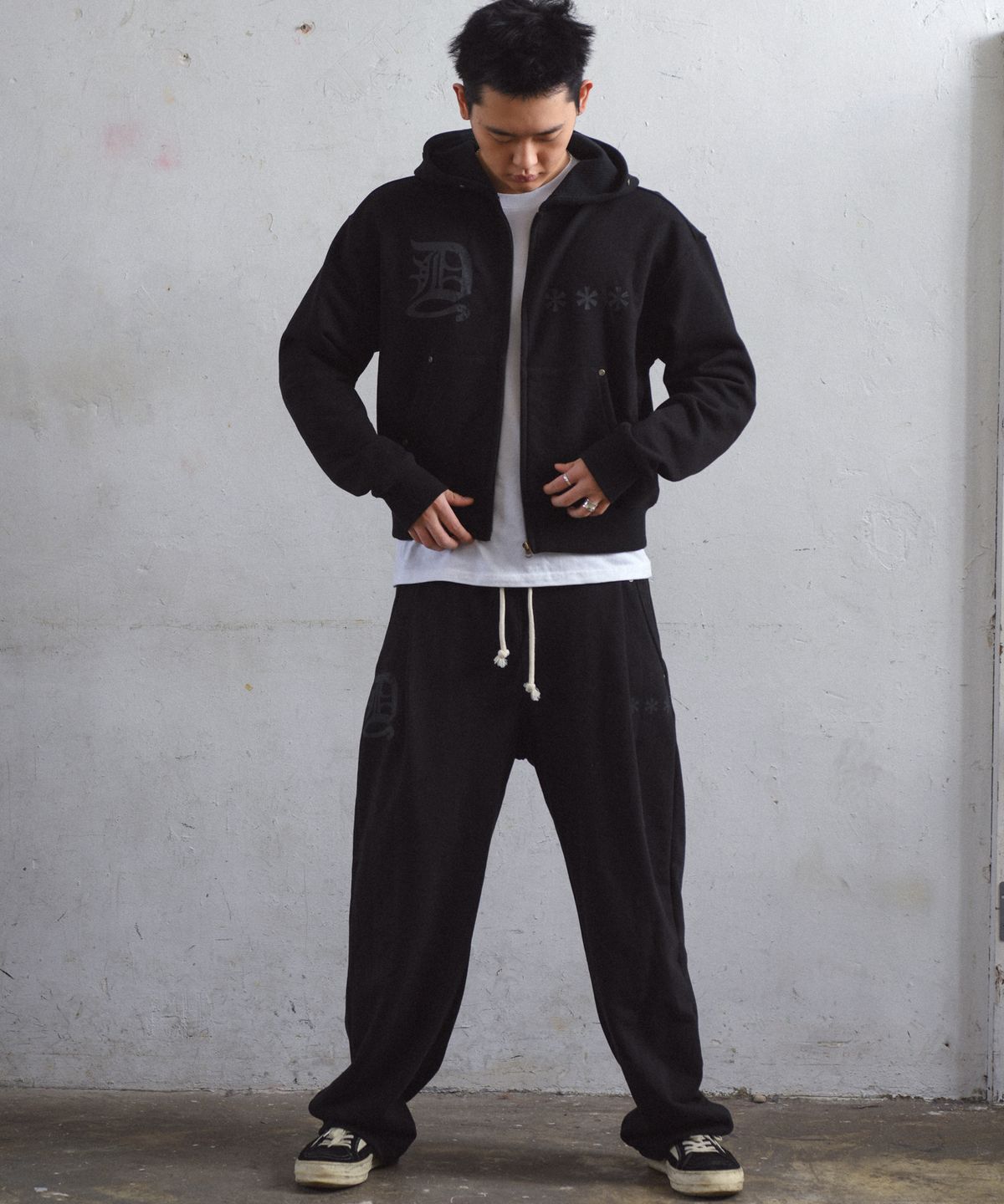 아모우(AMOU) D-Star One Tuck Sweat Pants BLACK