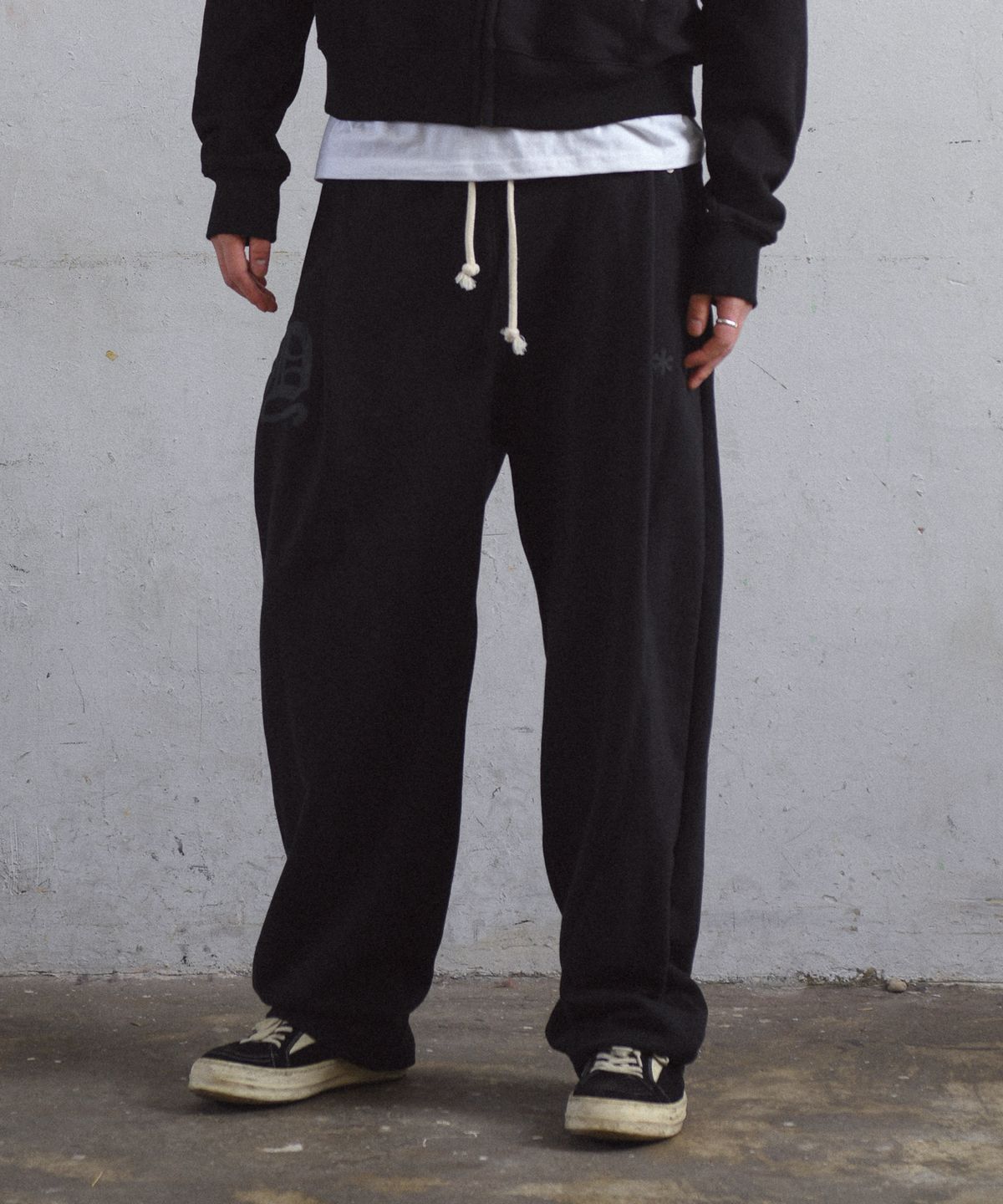 아모우(AMOU) D-Star One Tuck Sweat Pants BLACK
