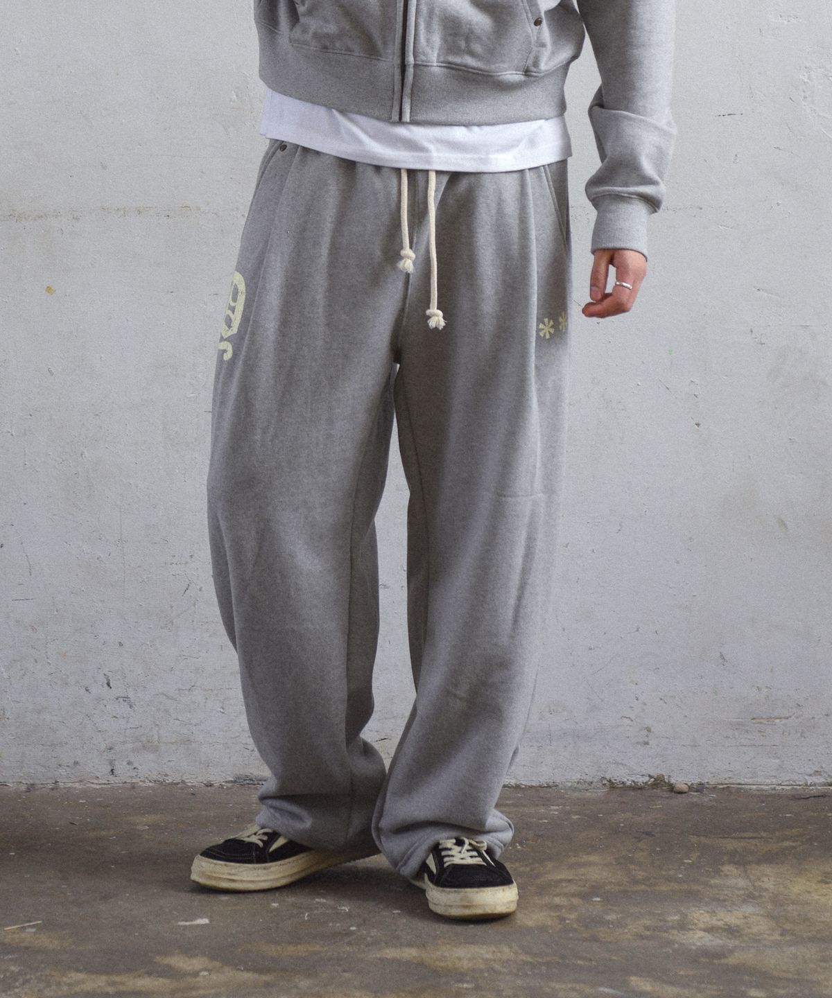 아모우(AMOU) D-Star One Tuck Sweat Pants GRAY