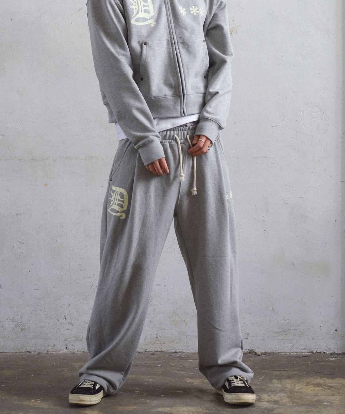 아모우(AMOU) D-Star One Tuck Sweat Pants GRAY