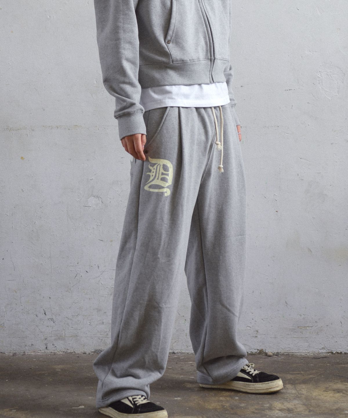 아모우(AMOU) D-Star One Tuck Sweat Pants GRAY