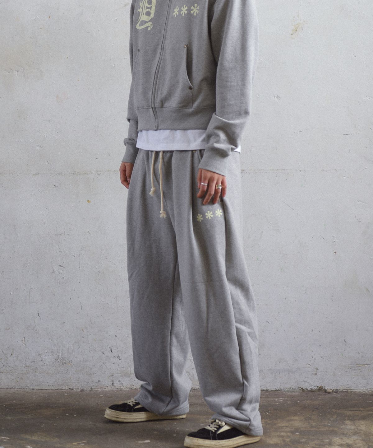 아모우(AMOU) D-Star One Tuck Sweat Pants GRAY