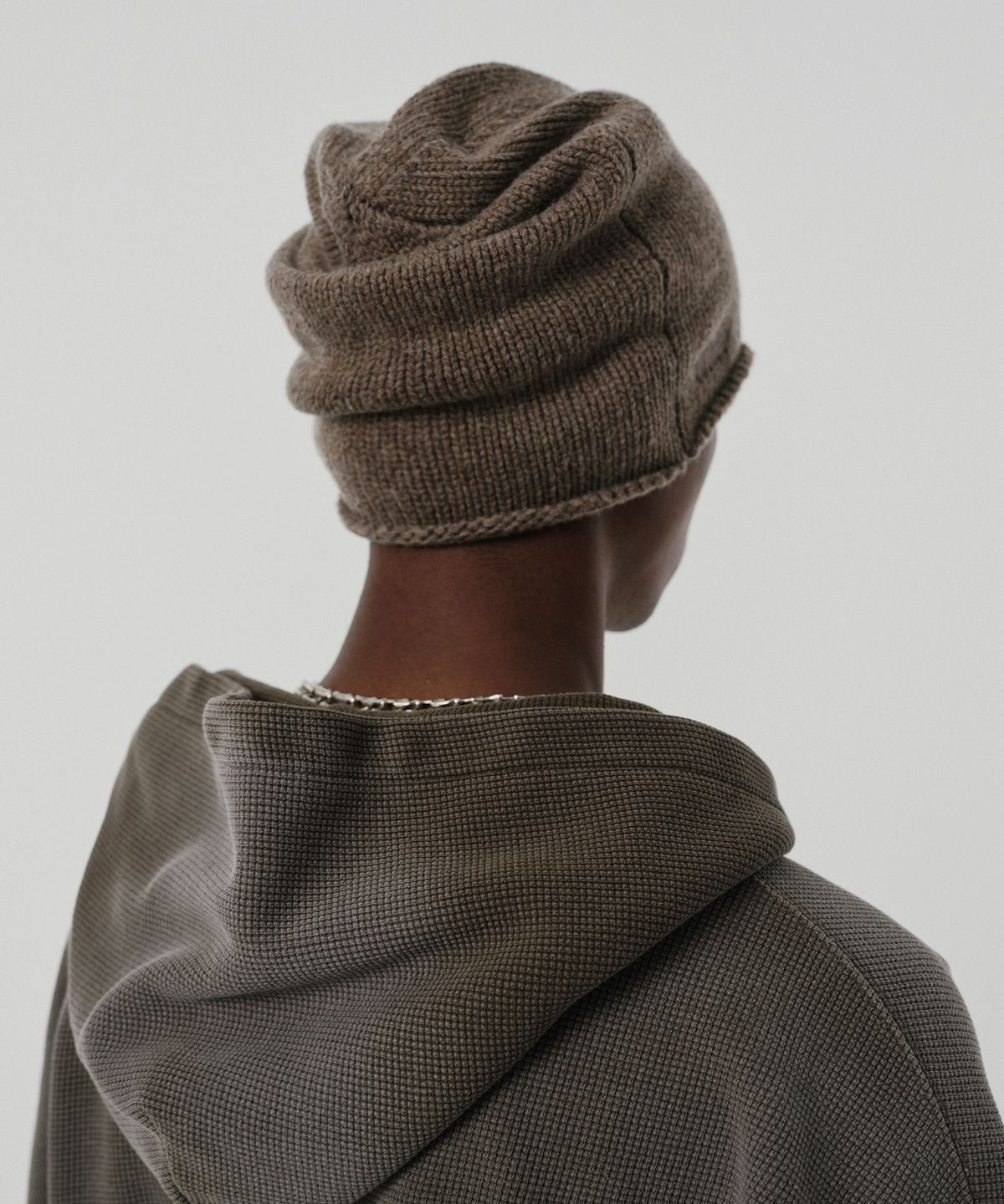 스웨이드(SUADE) ROLLED BEANIE [BROWN]