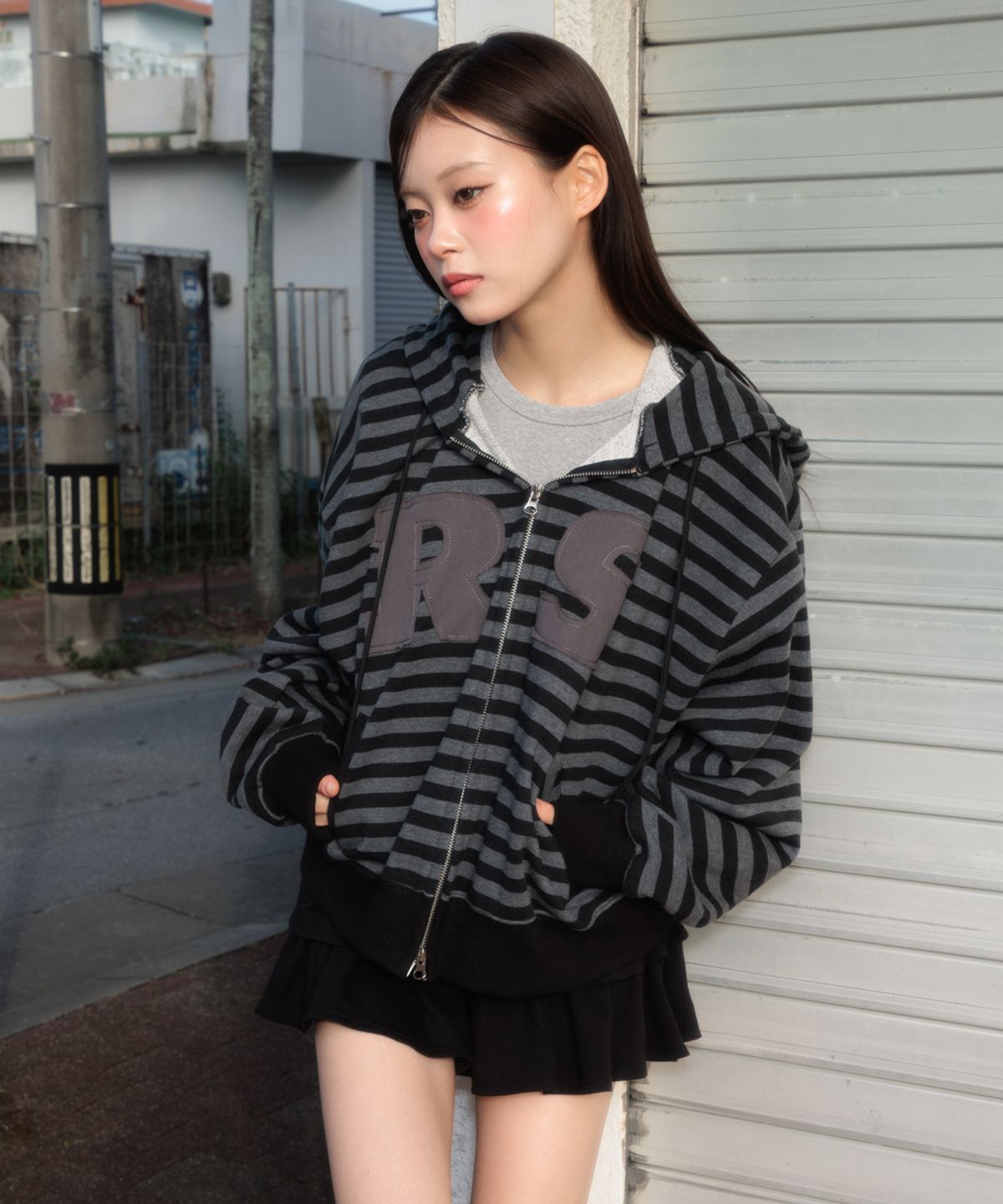 로제프란츠(ROSEFRANTZ) Patch Stripe Hood Zip-Up [Black]