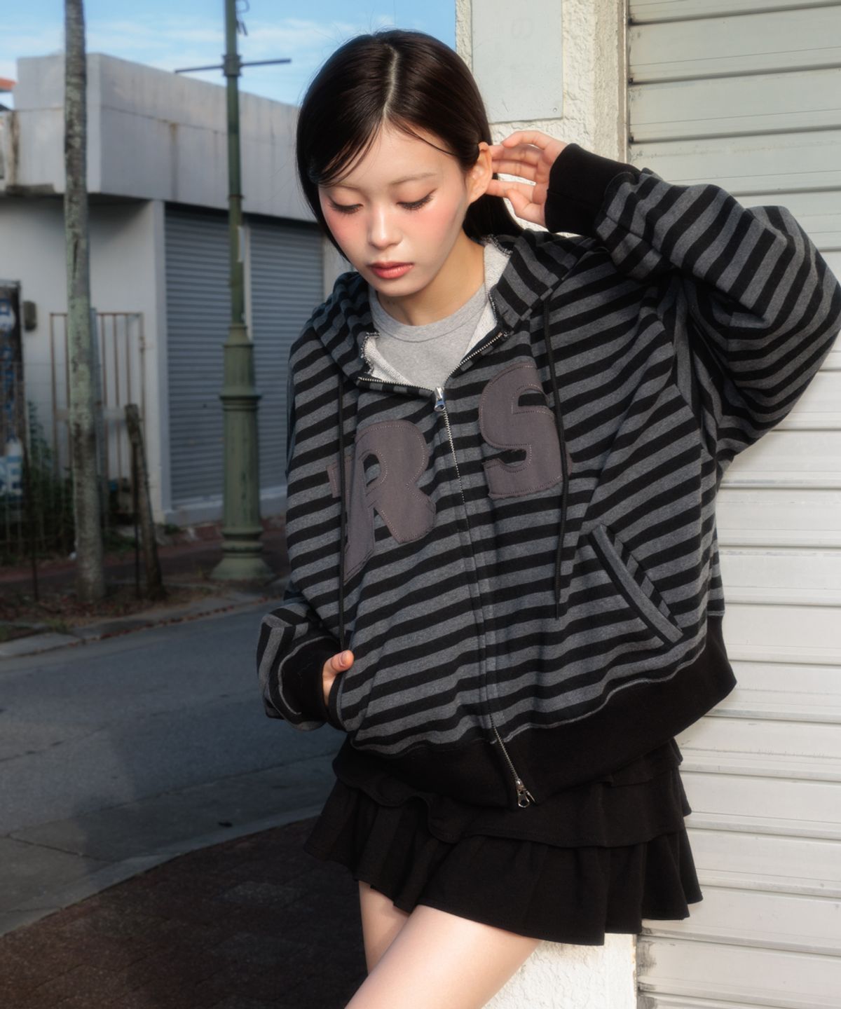 로제프란츠(ROSEFRANTZ) Patch Stripe Hood Zip-Up [Black]