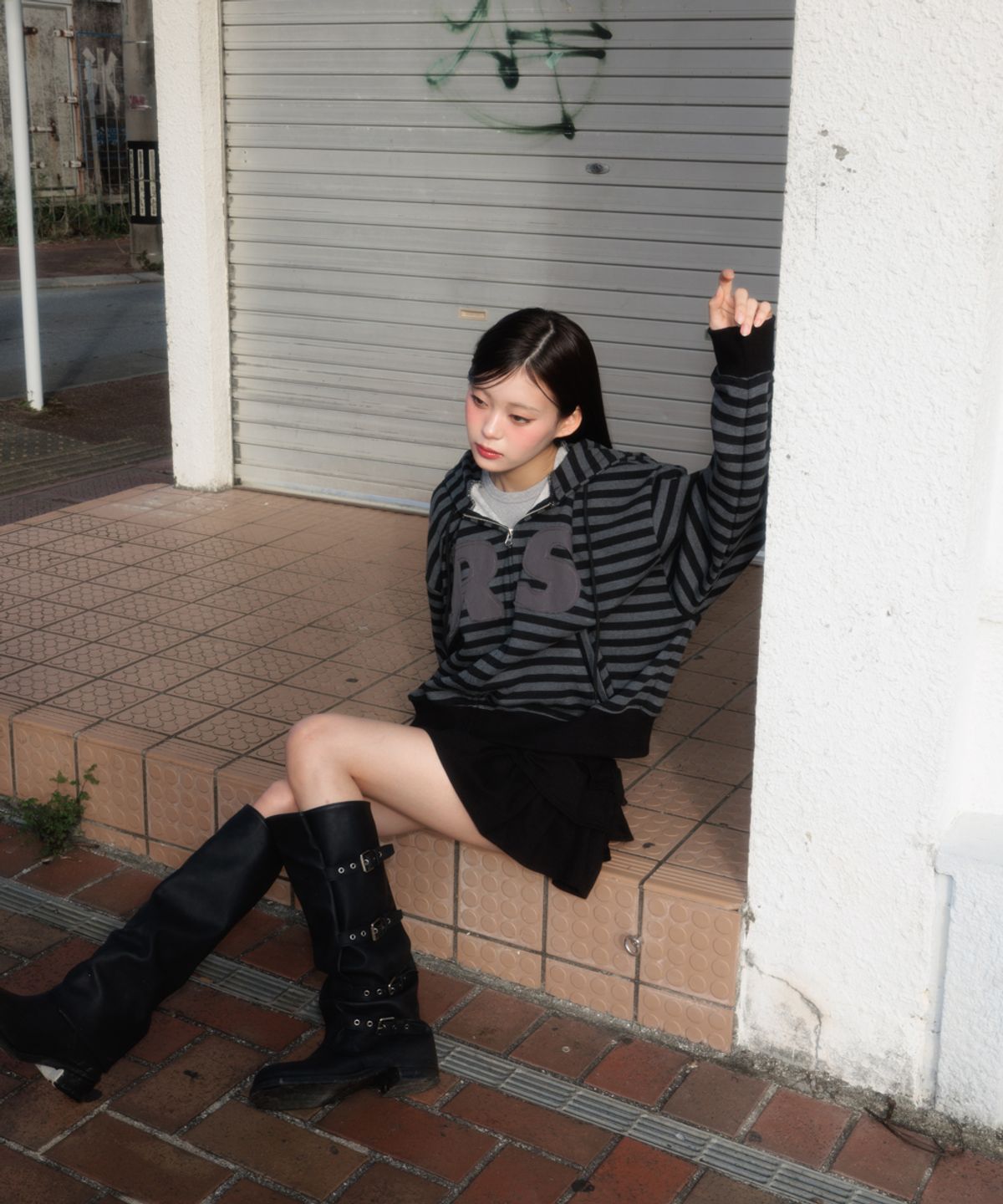 로제프란츠(ROSEFRANTZ) Patch Stripe Hood Zip-Up [Black]