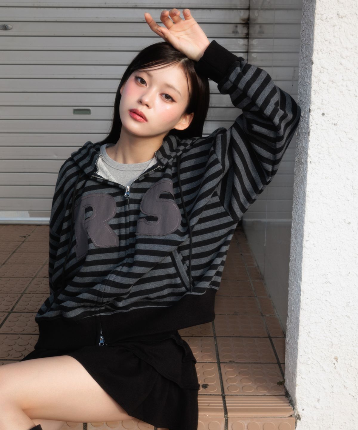 로제프란츠(ROSEFRANTZ) Patch Stripe Hood Zip-Up [Black]