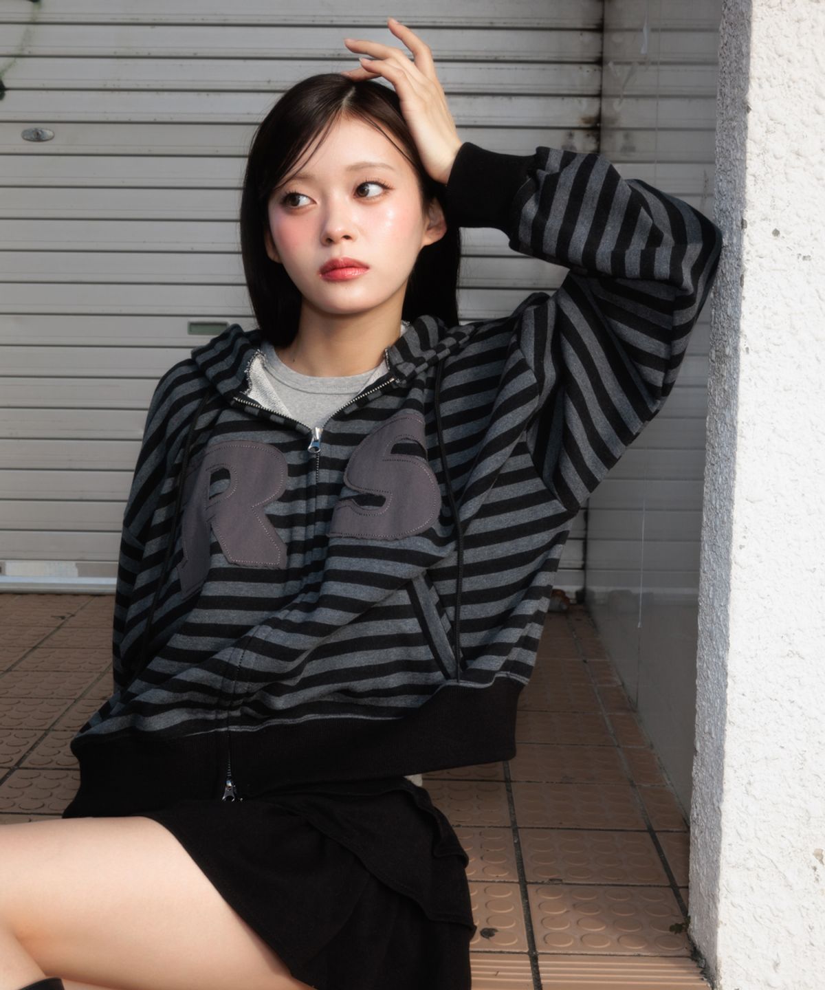 로제프란츠(ROSEFRANTZ) Patch Stripe Hood Zip-Up [Black]