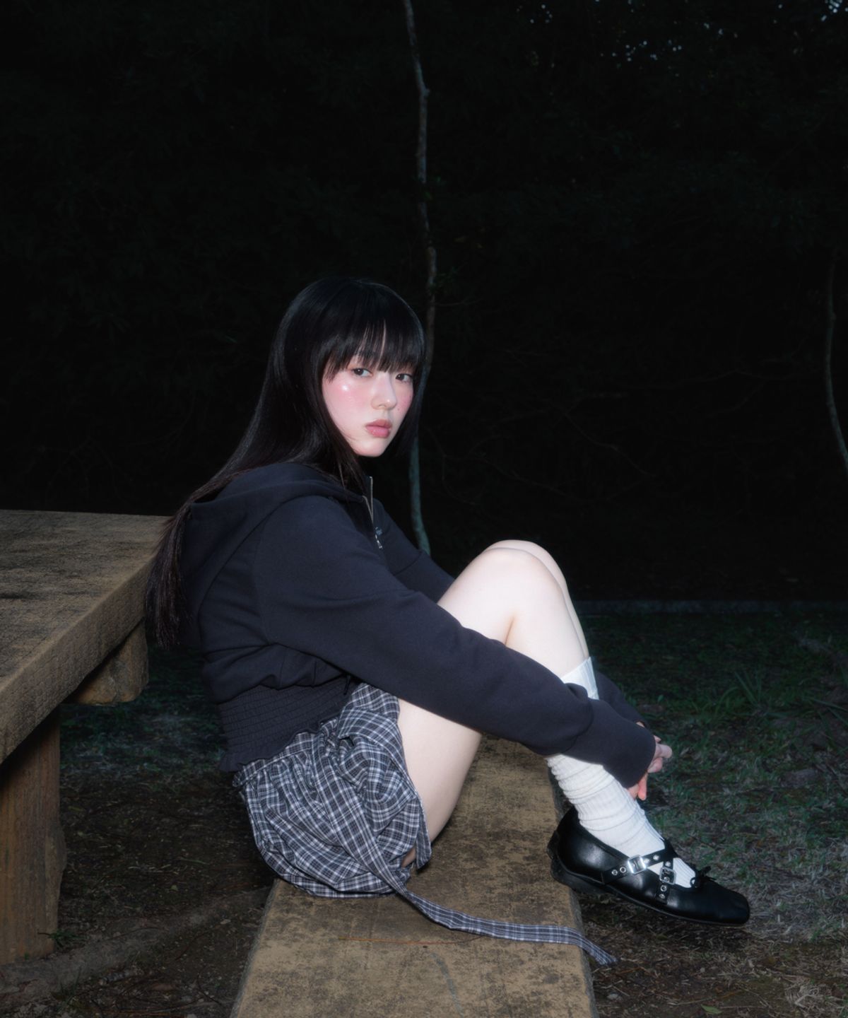 로제프란츠(ROSEFRANTZ) Smoke Ruffle Hood Zip-Up [Charcoal]