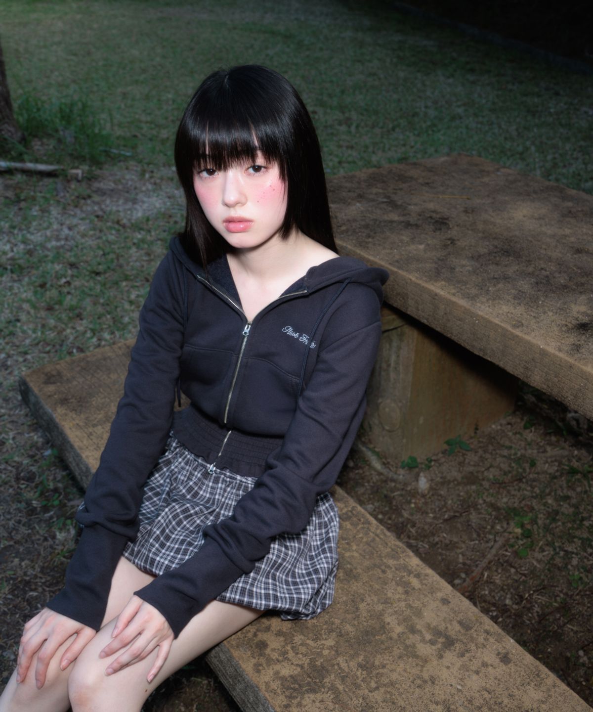 로제프란츠(ROSEFRANTZ) Smoke Ruffle Hood Zip-Up [Charcoal]