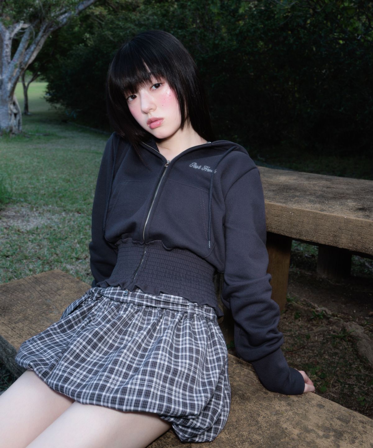 로제프란츠(ROSEFRANTZ) Smoke Ruffle Hood Zip-Up [Charcoal]