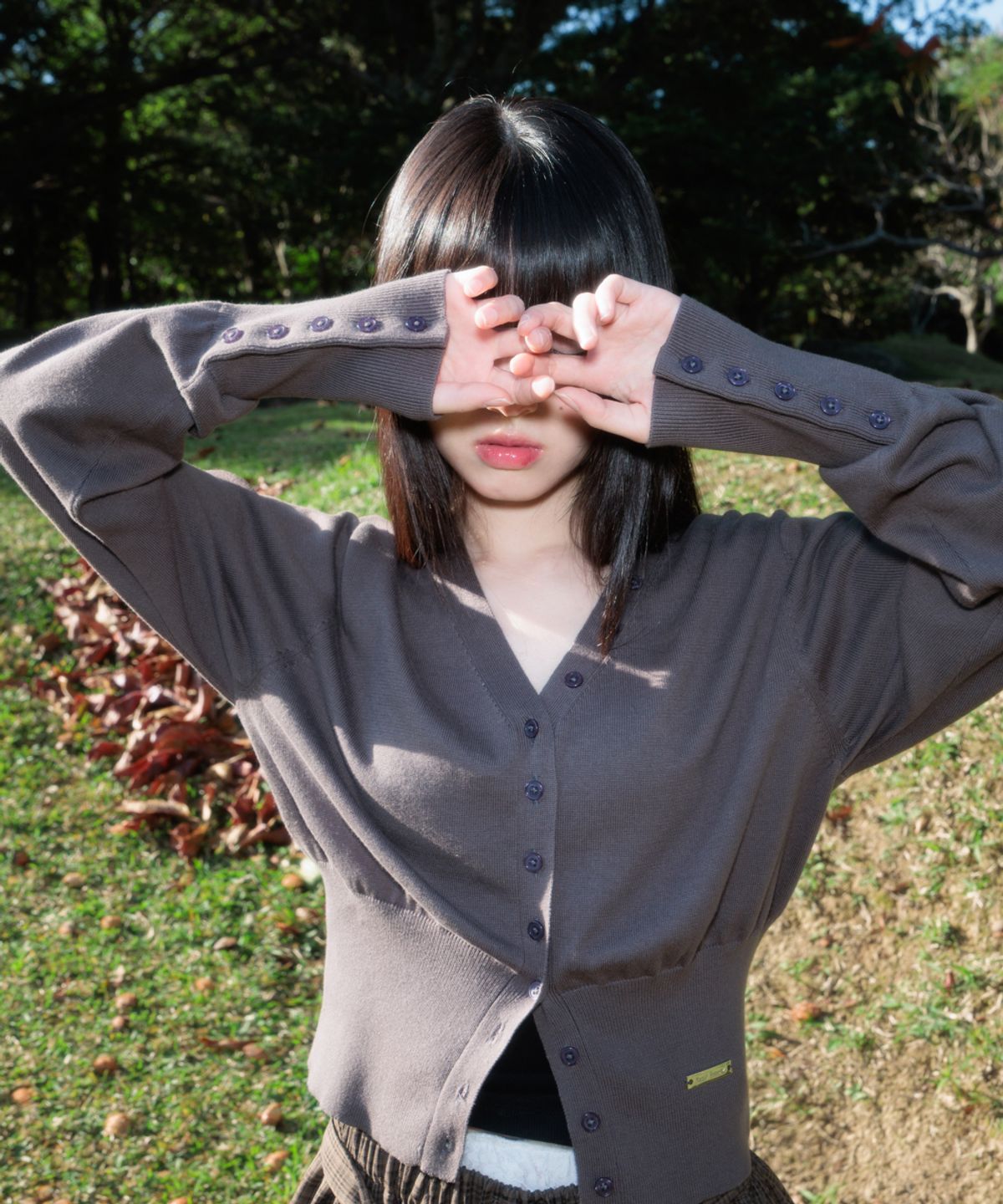 로제프란츠(ROSEFRANTZ) V-Neck Classic Button Cardigan [Charcoal]