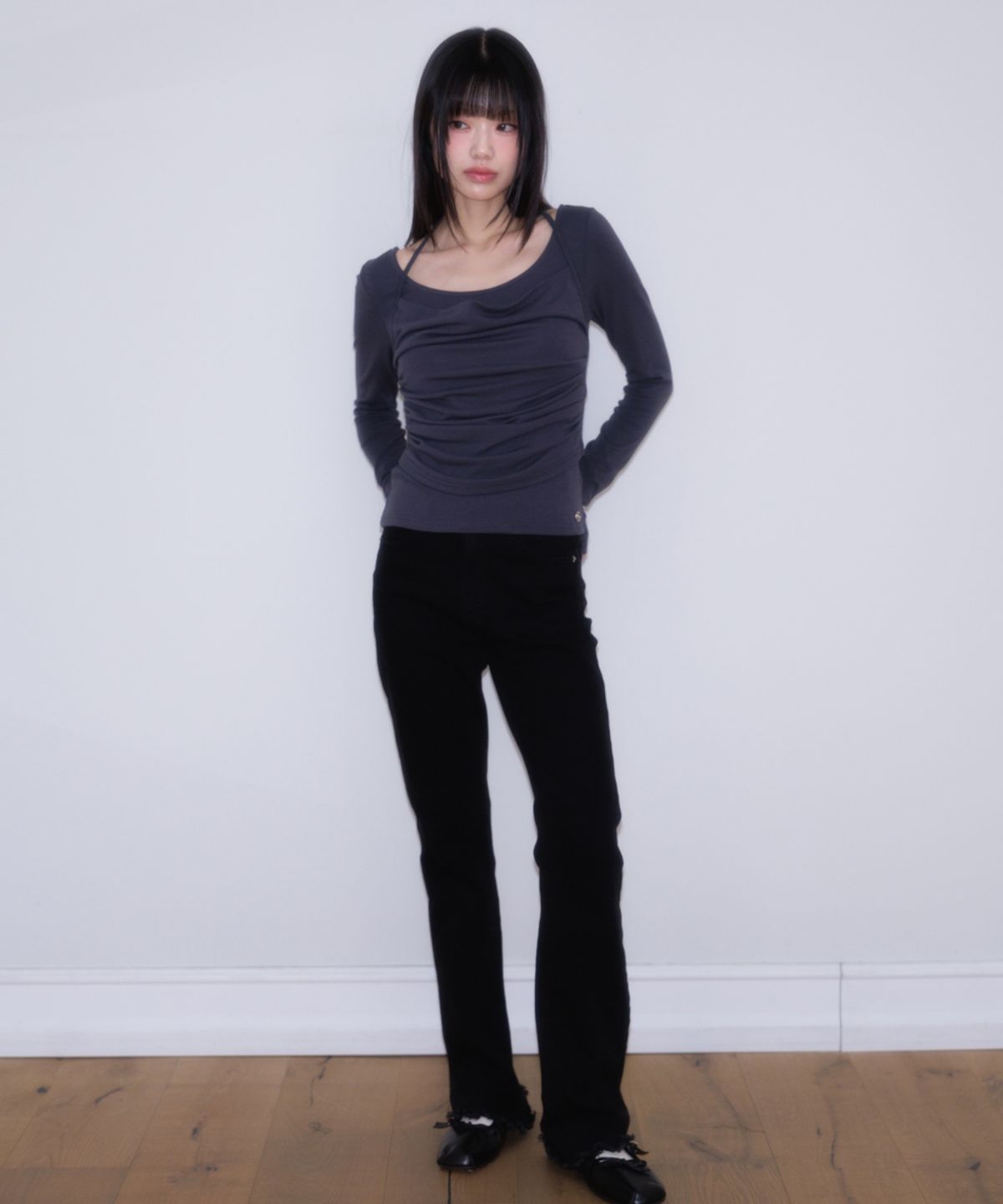 로제프란츠(ROSEFRANTZ) Drape Layered Halter Long Sleeve [Charcoal]