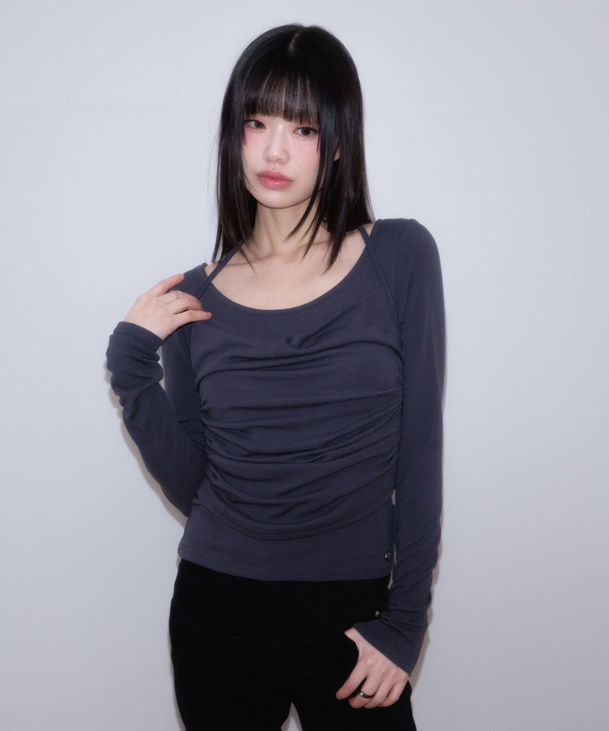 로제프란츠(ROSEFRANTZ) Drape Layered Halter Long Sleeve [Charcoal]