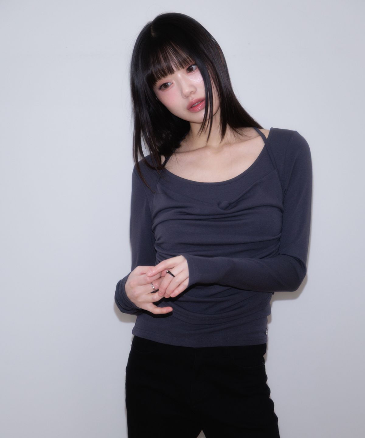 로제프란츠(ROSEFRANTZ) Drape Layered Halter Long Sleeve [Charcoal]