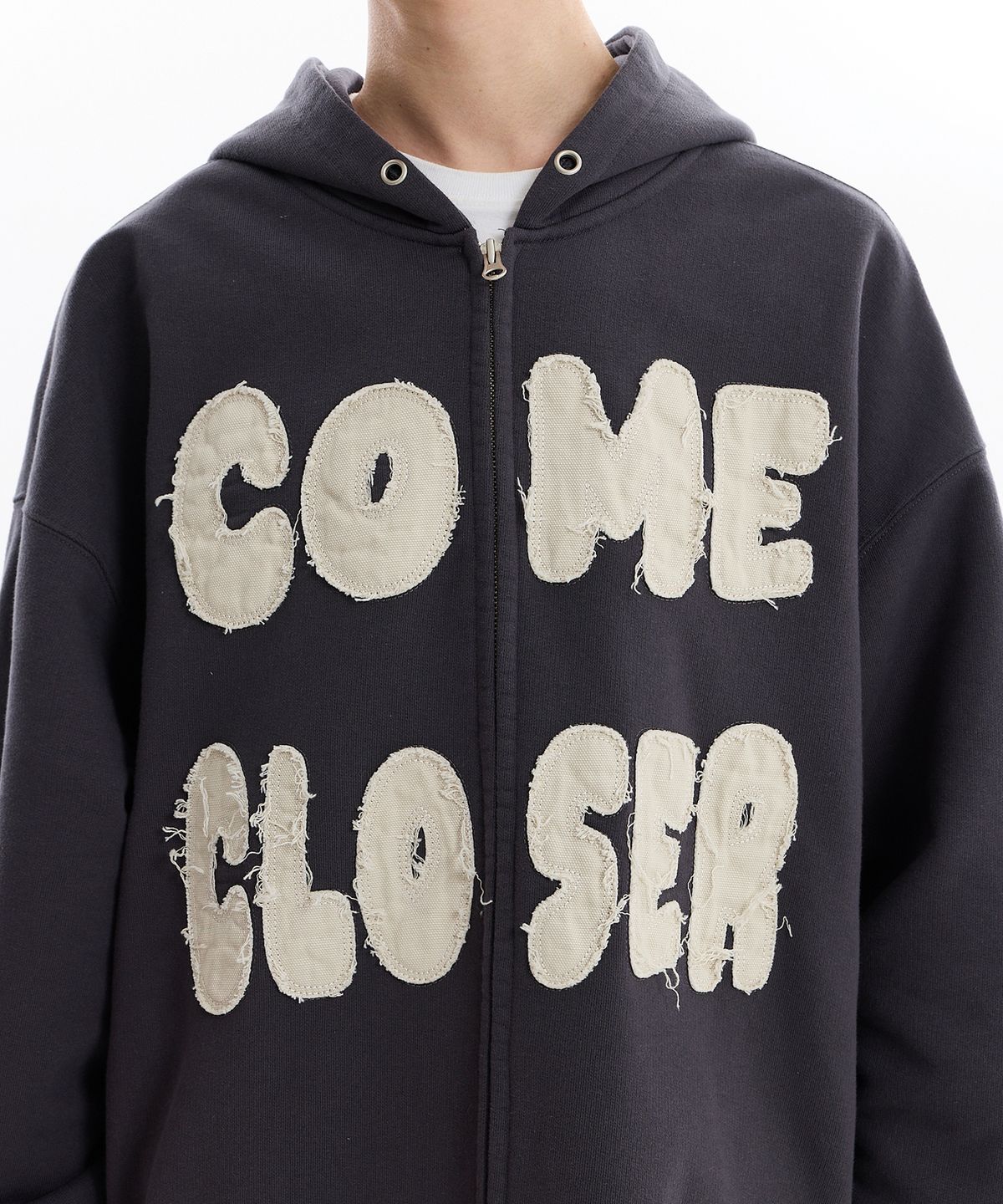 후드후드(HOODHOOD) COME CLOSER 아플리케 후드 집업 차콜