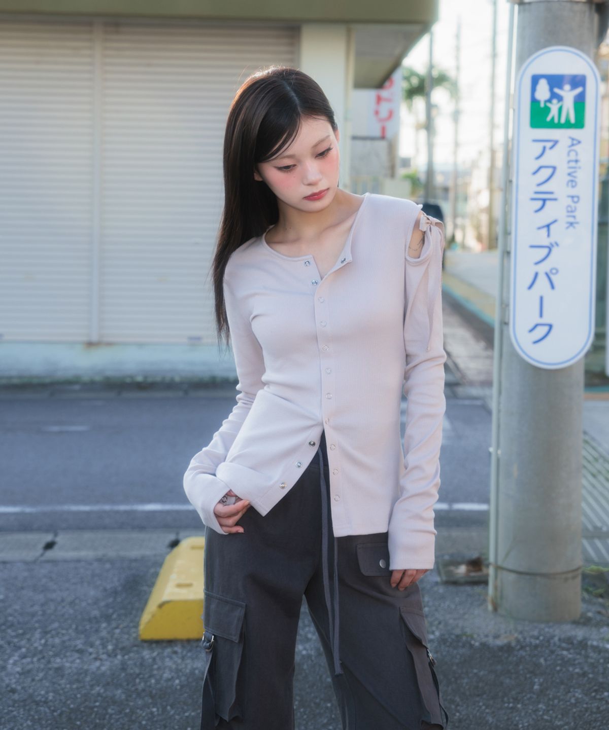 로제프란츠(ROSEFRANTZ) One Off-Shoulder Strap Long Sleeve [Beige]