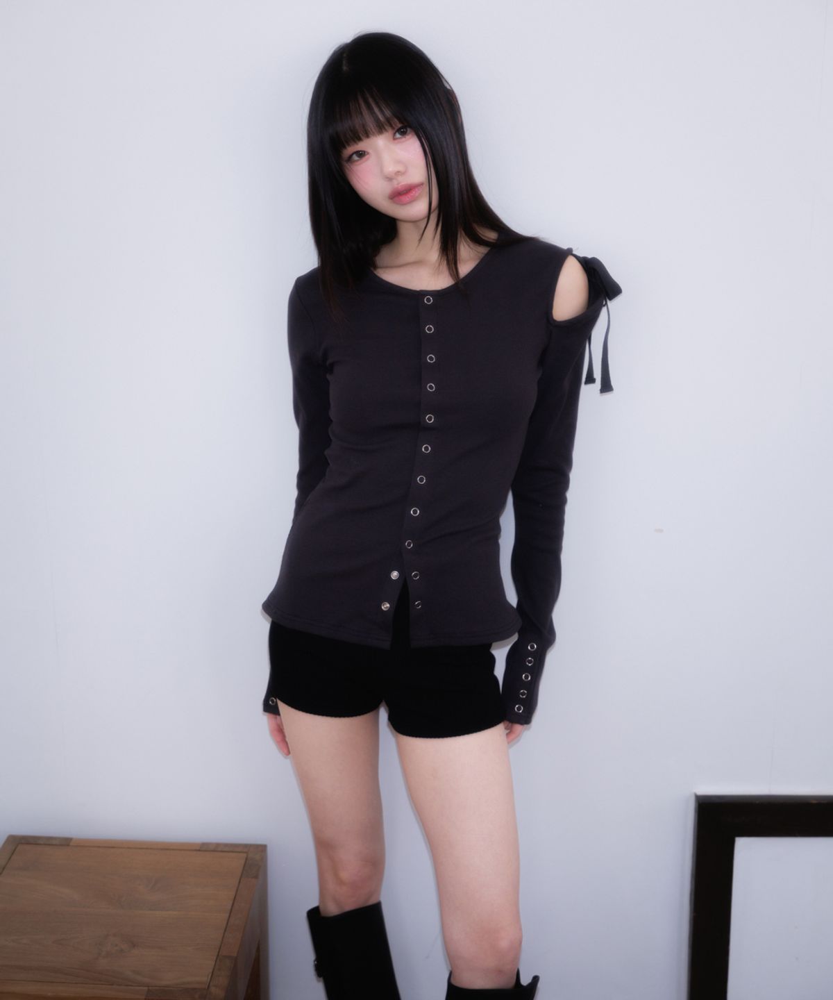 로제프란츠(ROSEFRANTZ) One Off-Shoulder Strap Long Sleeve [Charcoal]