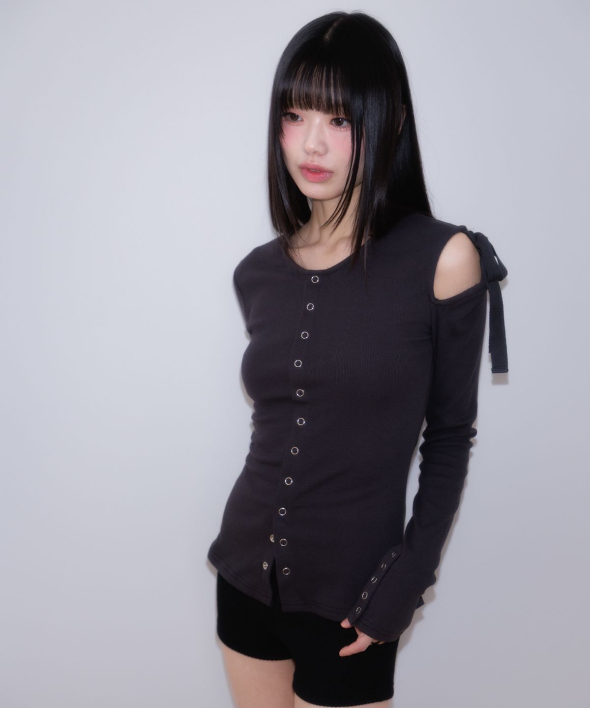 로제프란츠(ROSEFRANTZ) One Off-Shoulder Strap Long Sleeve [Charcoal]