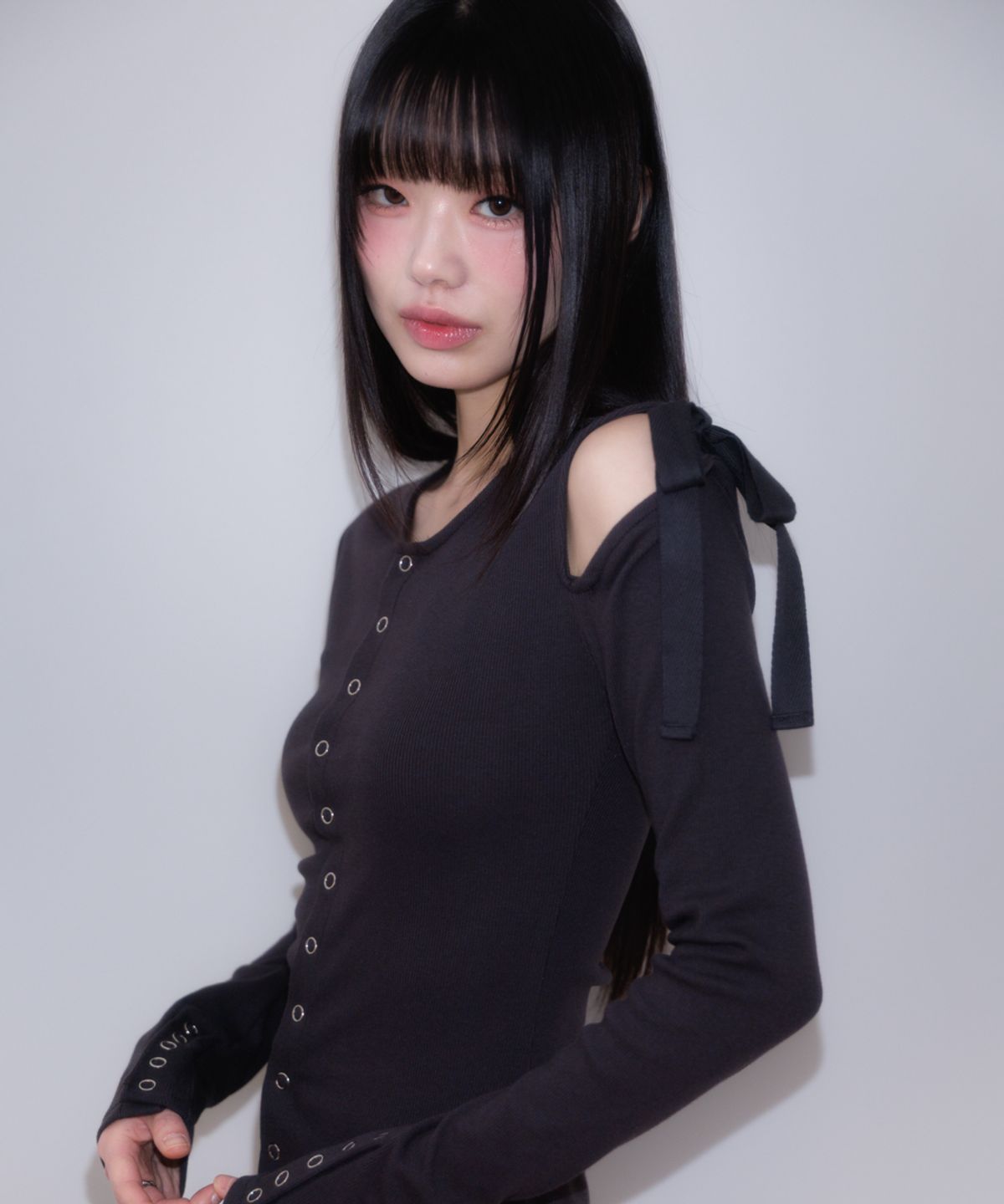 로제프란츠(ROSEFRANTZ) One Off-Shoulder Strap Long Sleeve [Charcoal]
