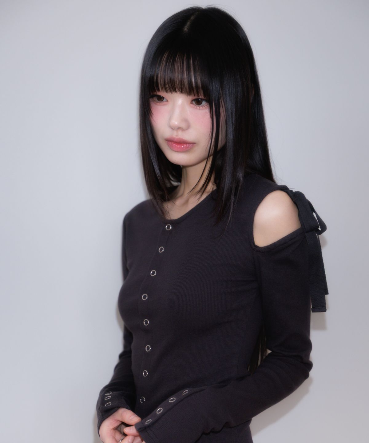로제프란츠(ROSEFRANTZ) One Off-Shoulder Strap Long Sleeve [Charcoal]