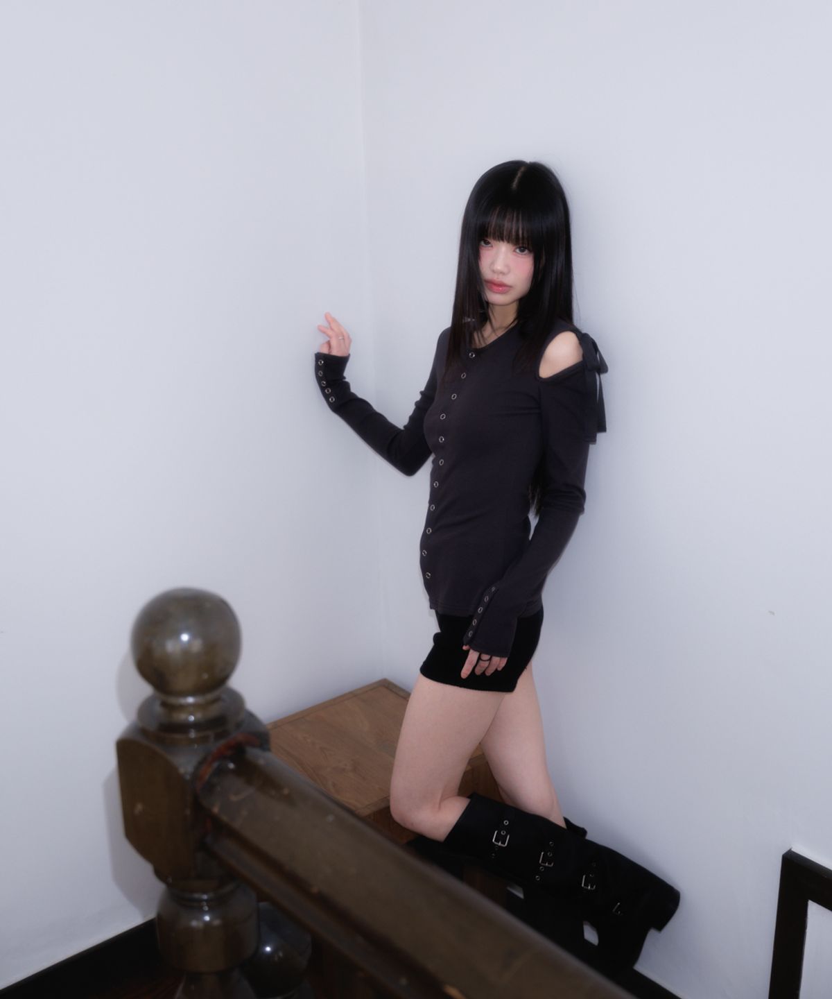 로제프란츠(ROSEFRANTZ) One Off-Shoulder Strap Long Sleeve [Charcoal]