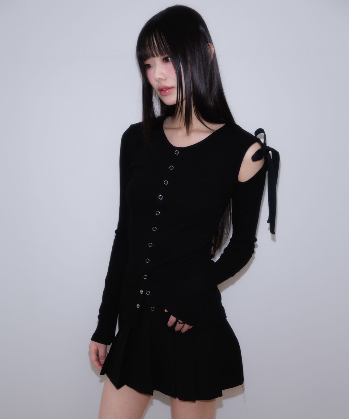 로제프란츠(ROSEFRANTZ) One Off-Shoulder Strap Long Sleeve [Black]