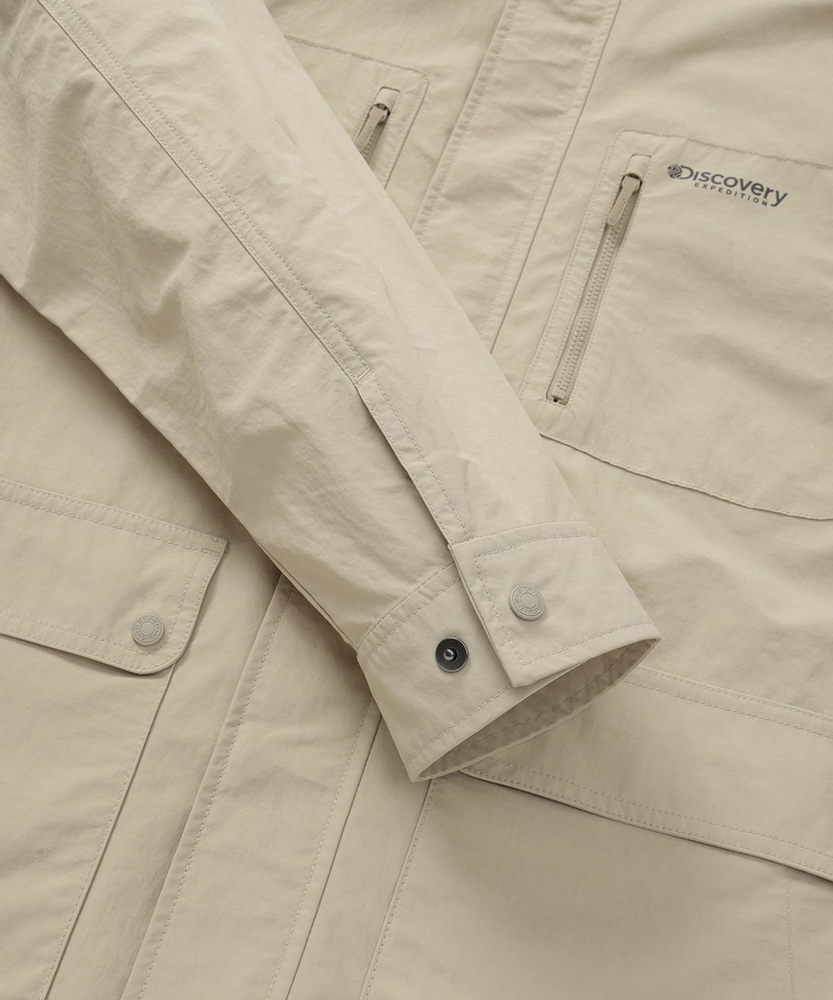 디스커버리 익스페디션(DISCOVERY EXPEDITION) 남성 프레시벤트 카라형 아웃포켓 바람막이 (BEIGE2)