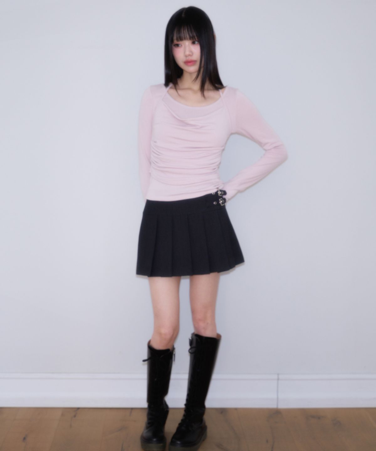 로제프란츠(ROSEFRANTZ) Double Buckle Pleat Mini Skirt [Charcoal]