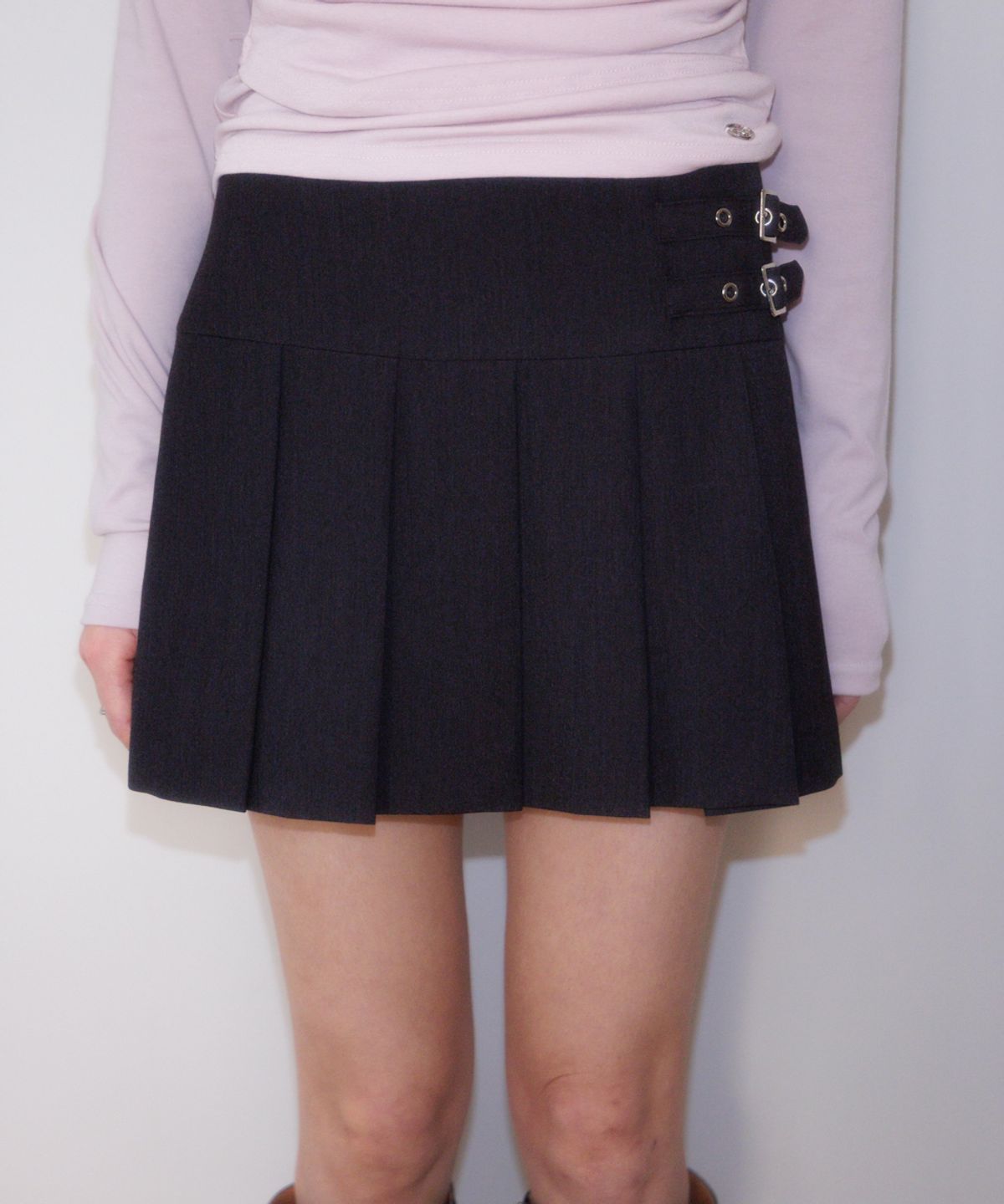 로제프란츠(ROSEFRANTZ) Double Buckle Pleat Mini Skirt [Charcoal]
