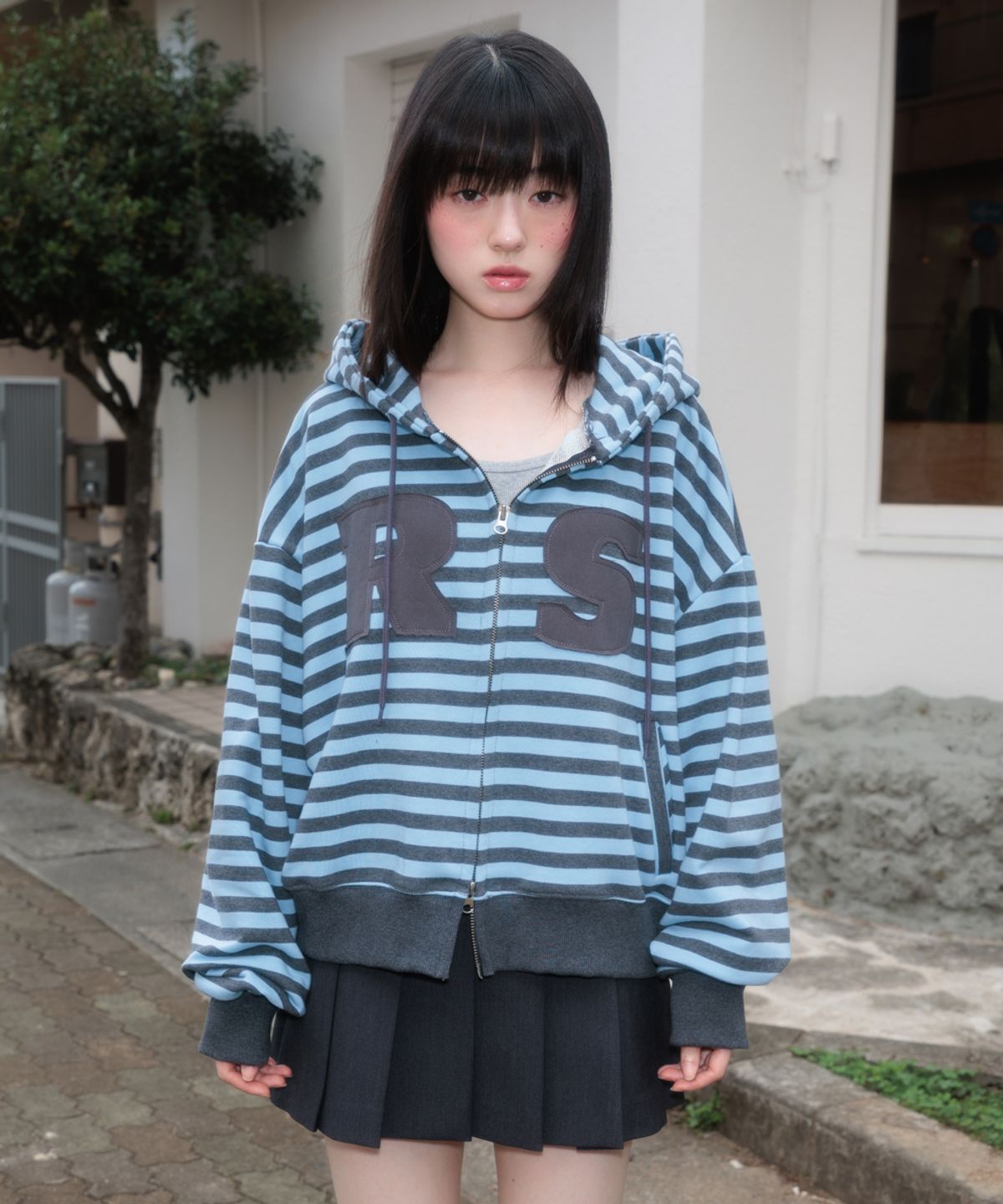 로제프란츠(ROSEFRANTZ) Double Buckle Pleat Mini Skirt [Charcoal]