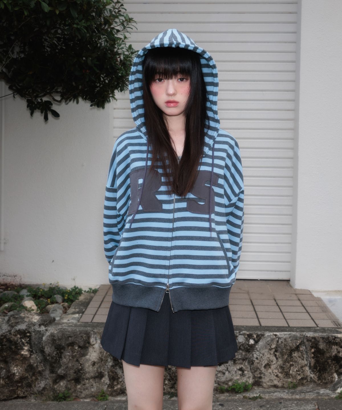 로제프란츠(ROSEFRANTZ) Double Buckle Pleat Mini Skirt [Charcoal]