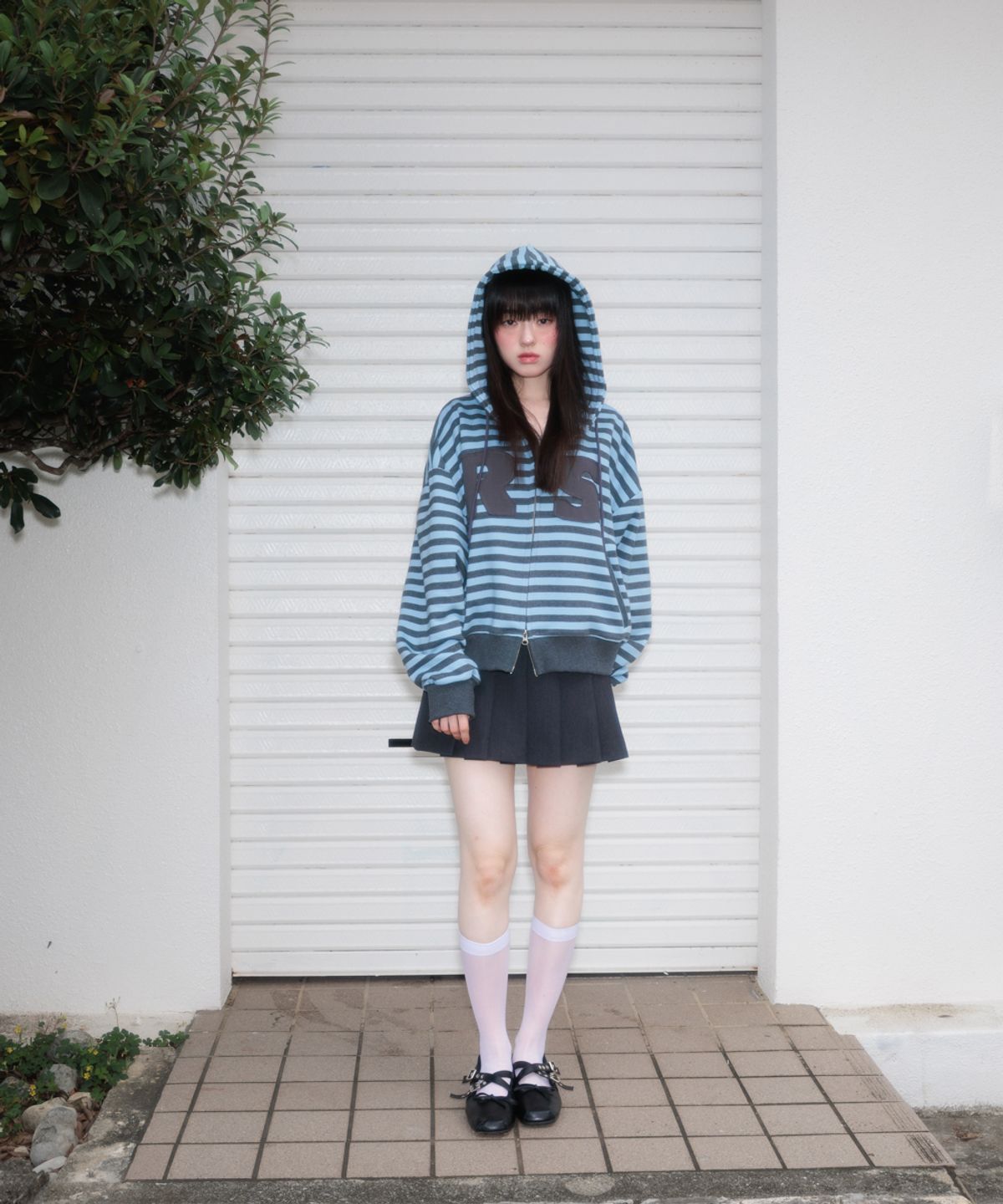 로제프란츠(ROSEFRANTZ) Double Buckle Pleat Mini Skirt [Charcoal]
